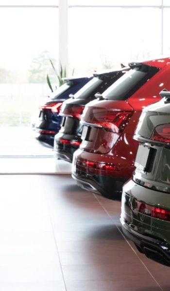 showroom-de-carros-da-concessionaria-de-carros-suvs-premium-em-uma-vista-traseira (1)